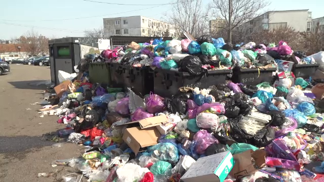 Ploieștiul e îngropat în gunoaie. Cetățenii se tem de venirea primăverii: „O să apară gândăcimea, șobolanii, brontozaurii”