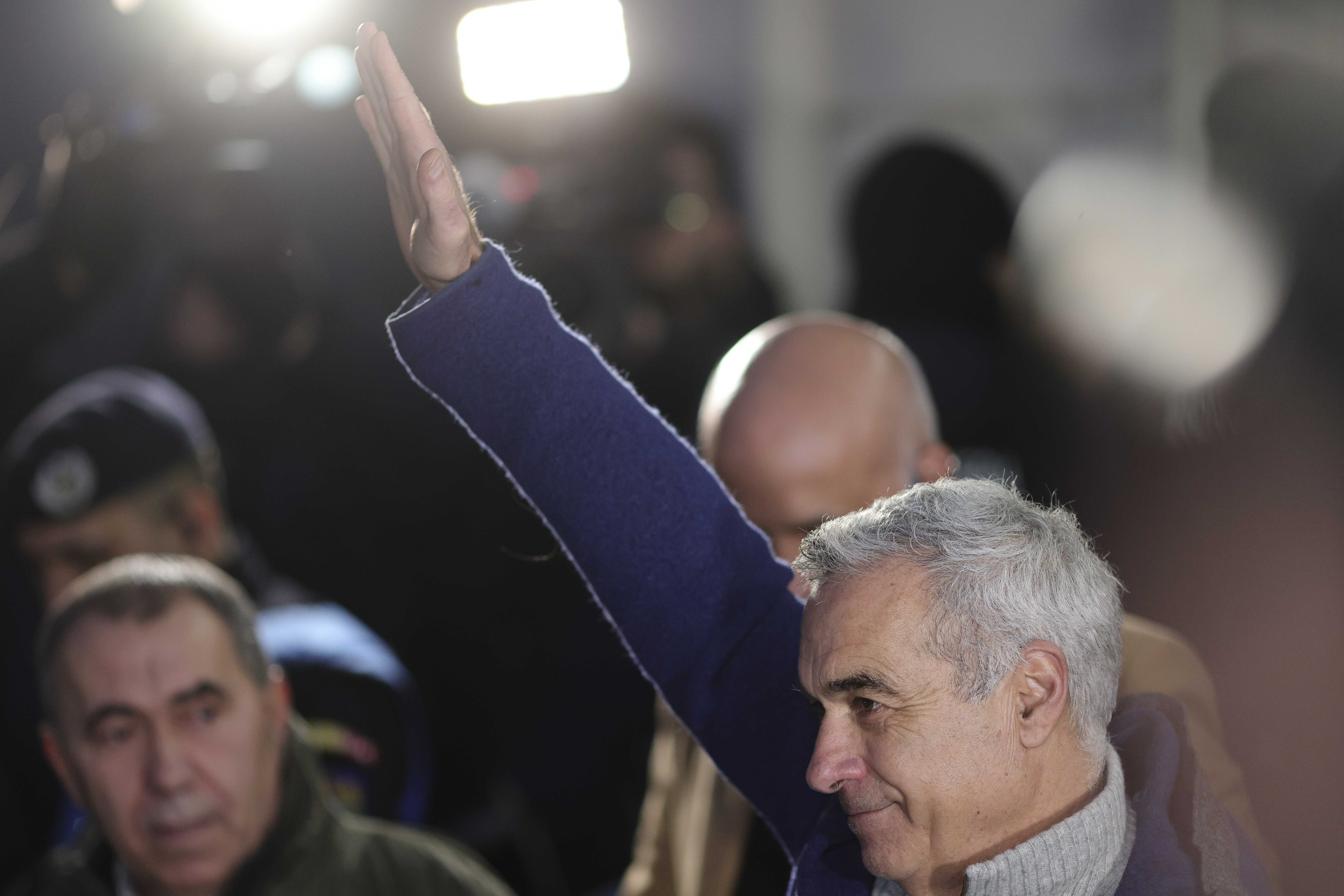 Gestul controversat făcut de Călin Georgescu la ieșirea de la Parchetul General. Asemănător cu cel al lui Elon Musk