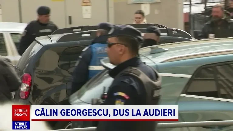 Călin Georgescu a fost ridicat de poliție și adus la audieri. Fostul candidat a mers sprijinit de cârje