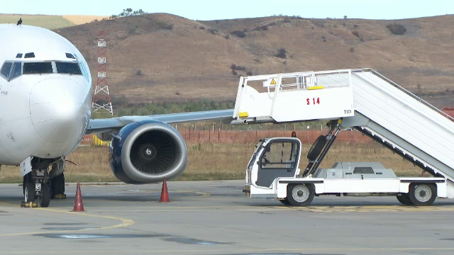 Un bebeluș de 8 luni a ajuns la spital, după ce mama sa a alunecat pe pista aeroportului din Cluj-Napoca și a căzut