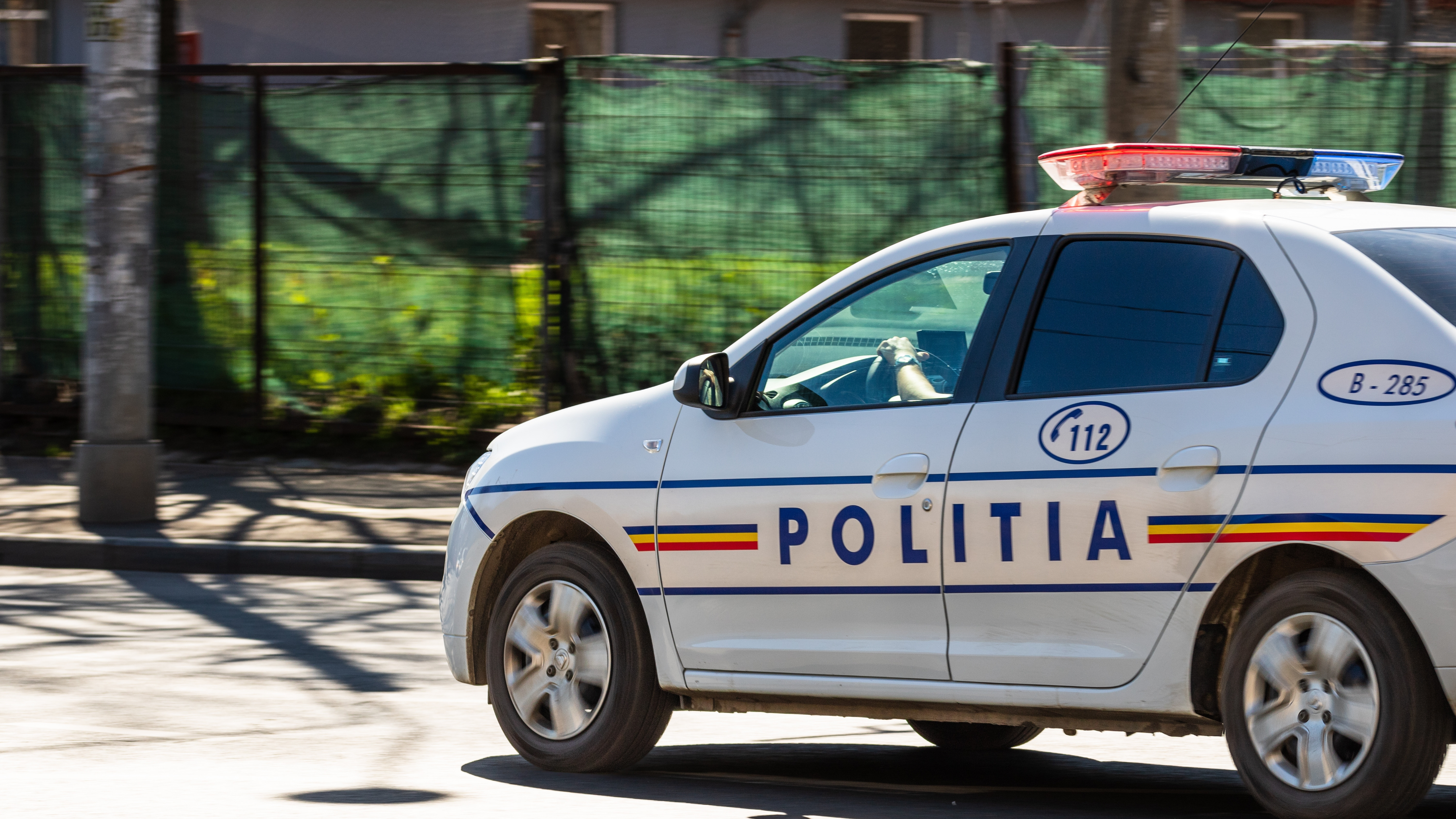 Cursă nebună în Brașov. Împotmolită în câmp după ce a fugit de la peco fără să plătească, cu o mașină furată și fără permis