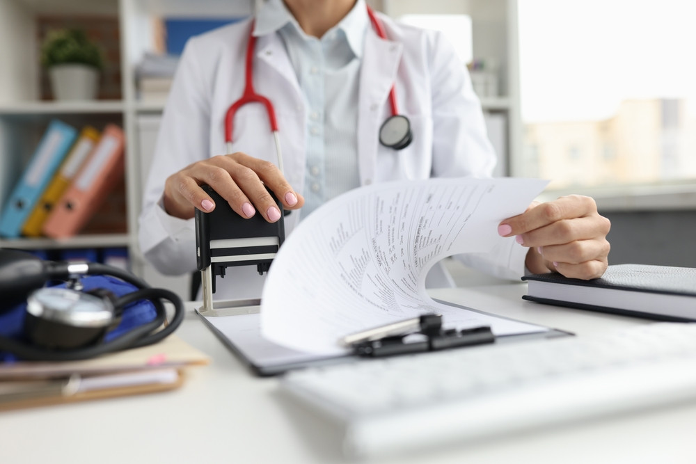 O angajată a unei clinici private din Bucureşti a falsificat ştampile și a eliberat ilegal concedii medicale