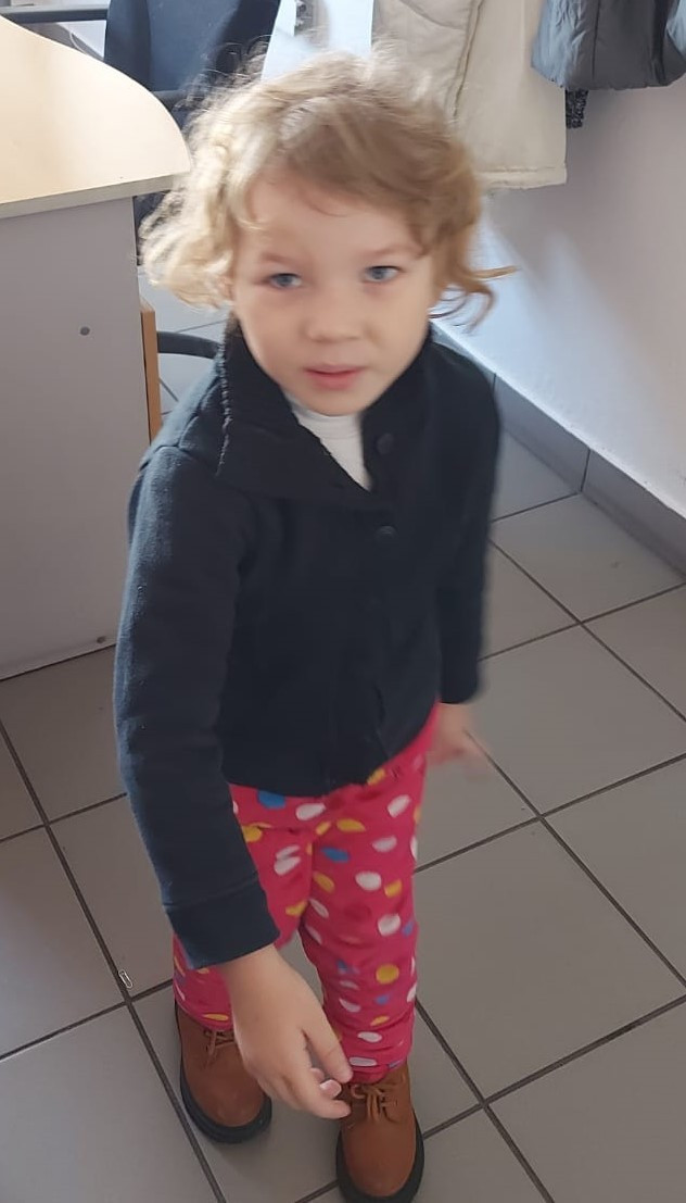 O fetiță de 4 ani din Hunedoara, dispărută de acasă împreună cu bunica ei. Cele două au fost găsite de polițiști