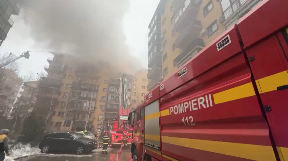 Incendiu în Chiajna. Mansarda unui bloc dintr-un complex rezidențial, cuprinsă de flăcări