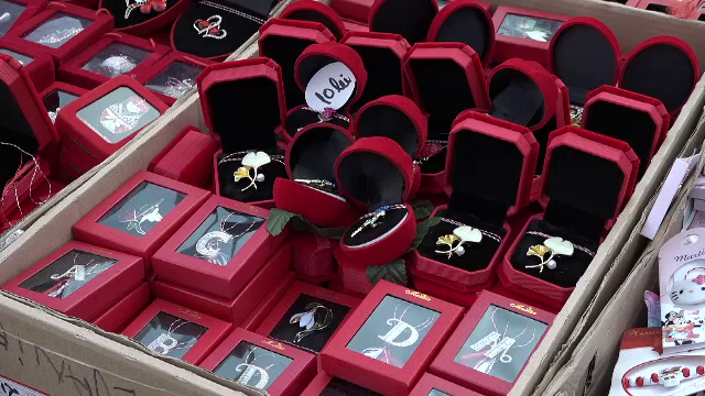 Mărțișorul, simbolul primăverii. Toată lumea a căutat în magazine cadoul perfect pentru 1 Martie