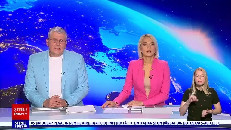 Un stâlp de telecomunicații a căzut peste o mașină parcată, în Iași. „E avariată tare”