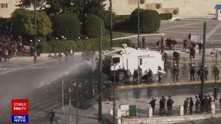 „Guvernul criminalilor”. Sute de mii de persoane protestează la doi ani de la cel mai grav accident feroviar din Grecia. FOTO