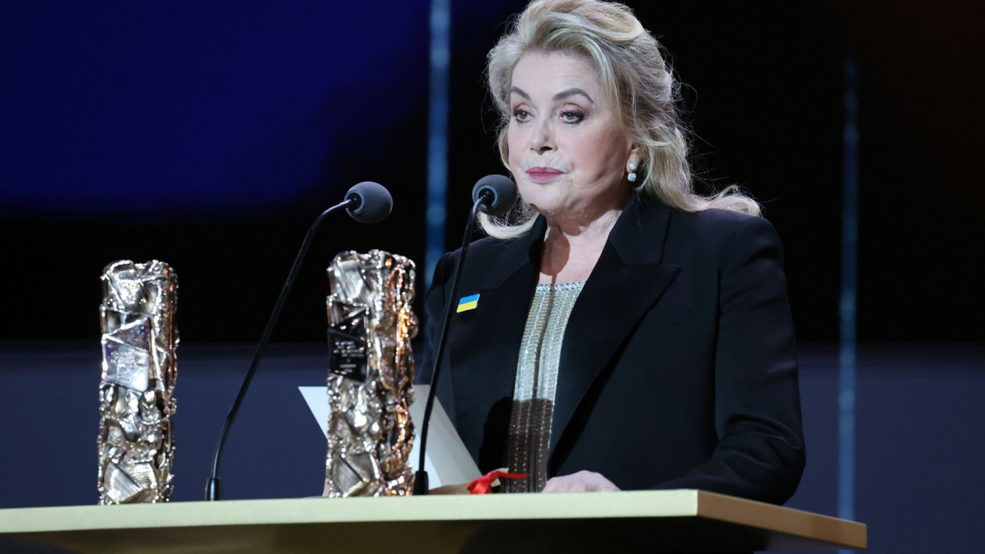 Catherine Deneuve a dedicat Ucrainei cea de-a 50-a ediţie a Premiilor César. FOTO&VIDEO