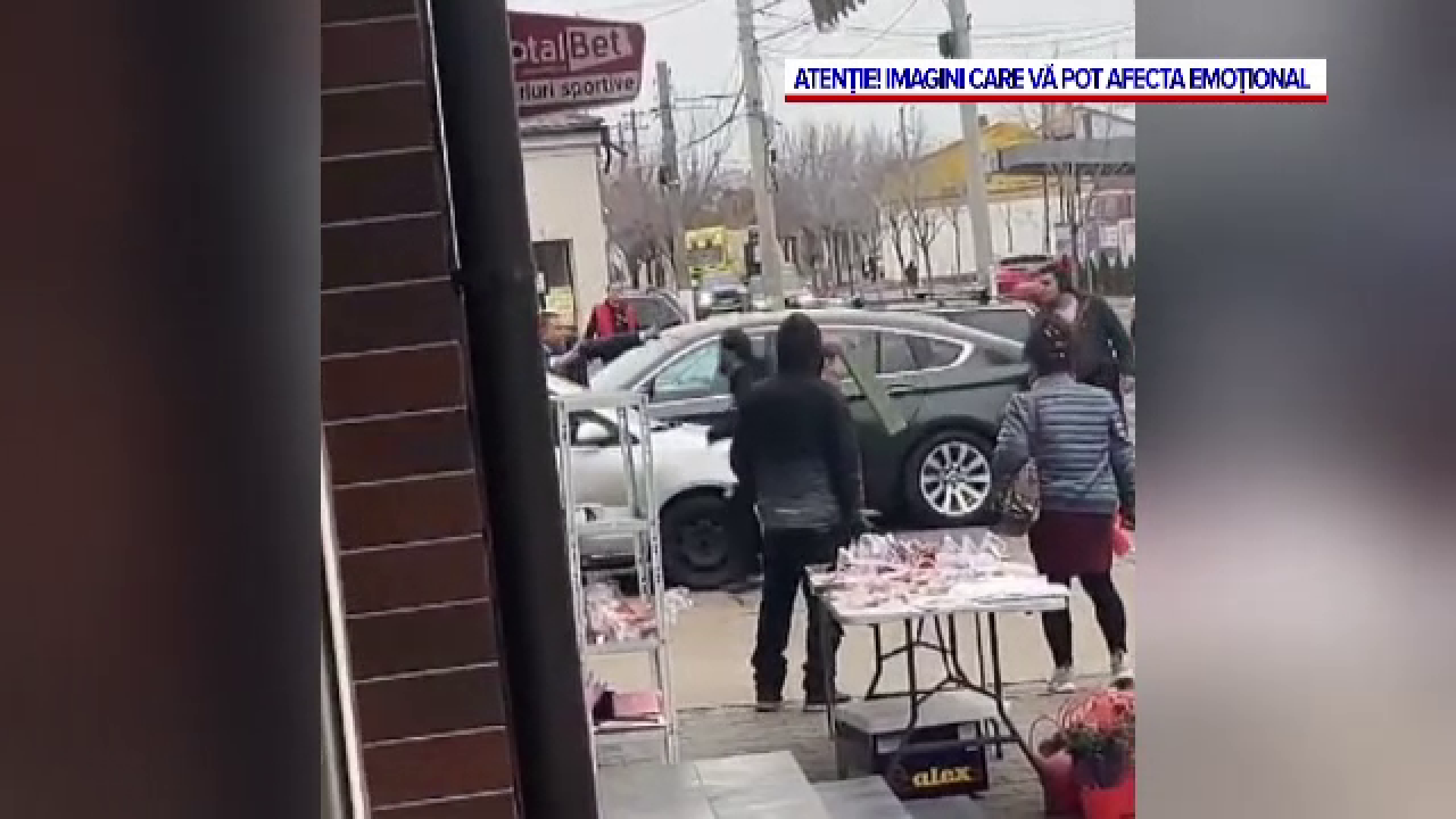 Bătaie cu bâte și scânduri pe o stradă din Galați, după un schimb de replici în trafic