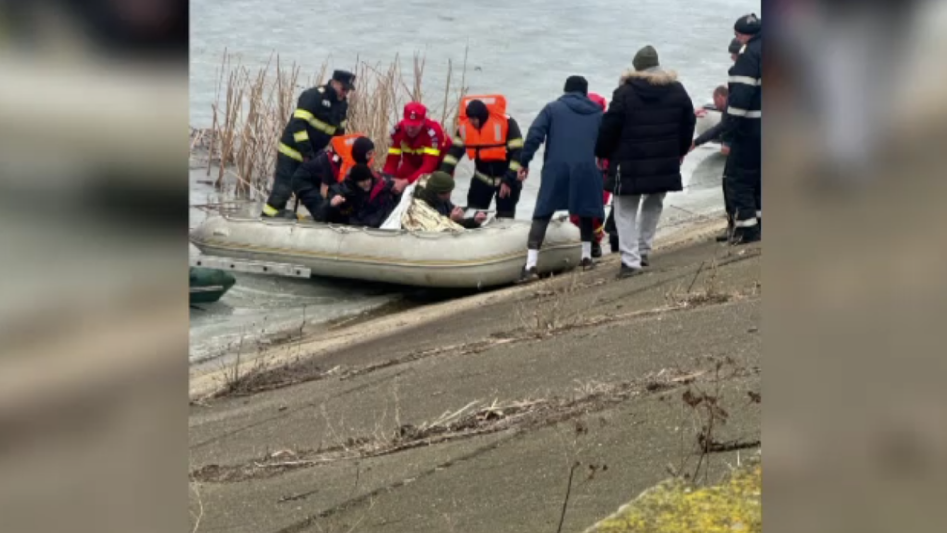 Trei bărbați care pescuiau la copcă pe un lac de pe Siret au căzut în apă, după ce gheața pe care se aflau s-a spart