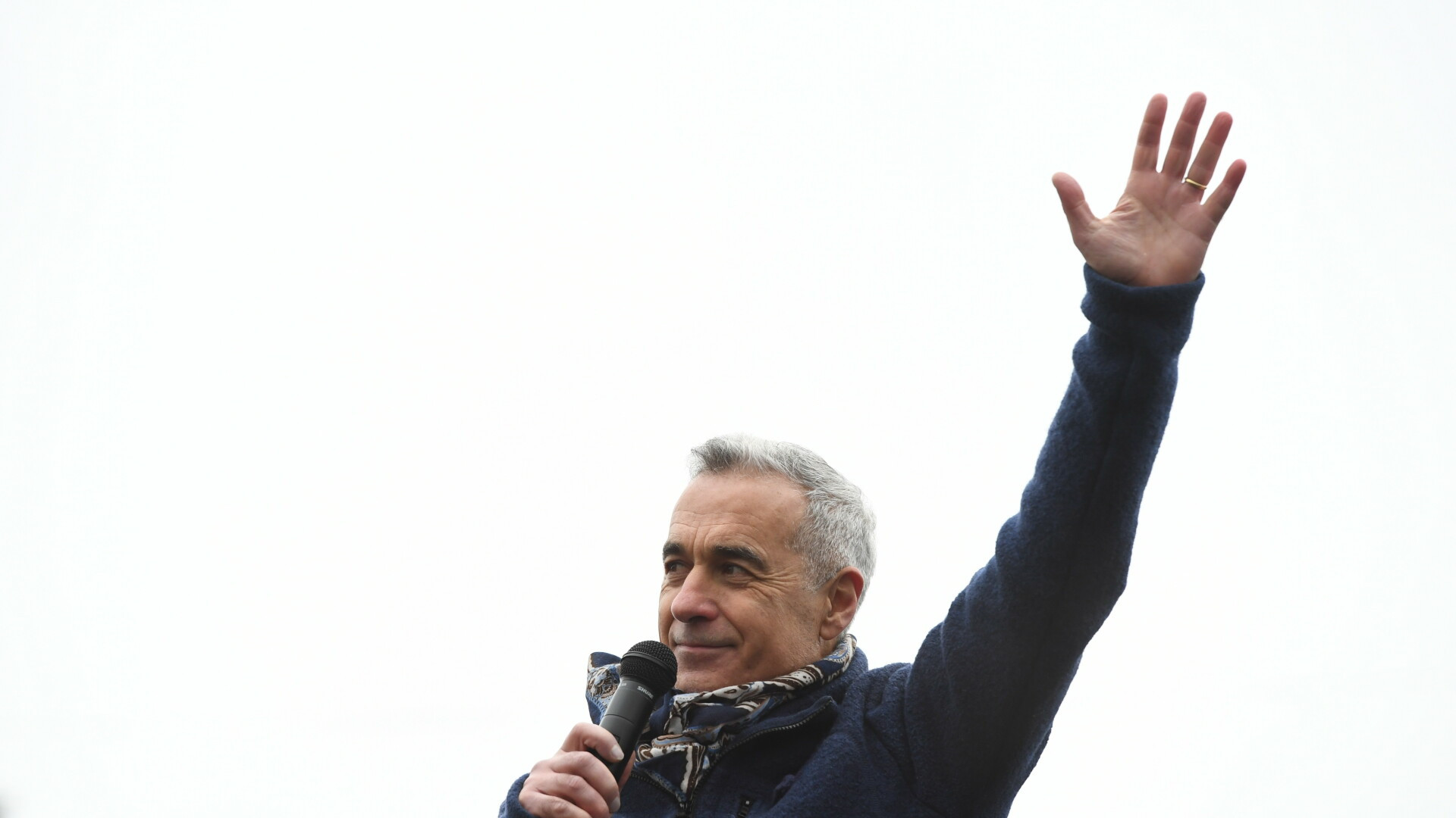 Surpriză. Călin Georgescu și-a anunțat fanii de la protestul AUR din București că, deocamdată, nu își depune candidatura