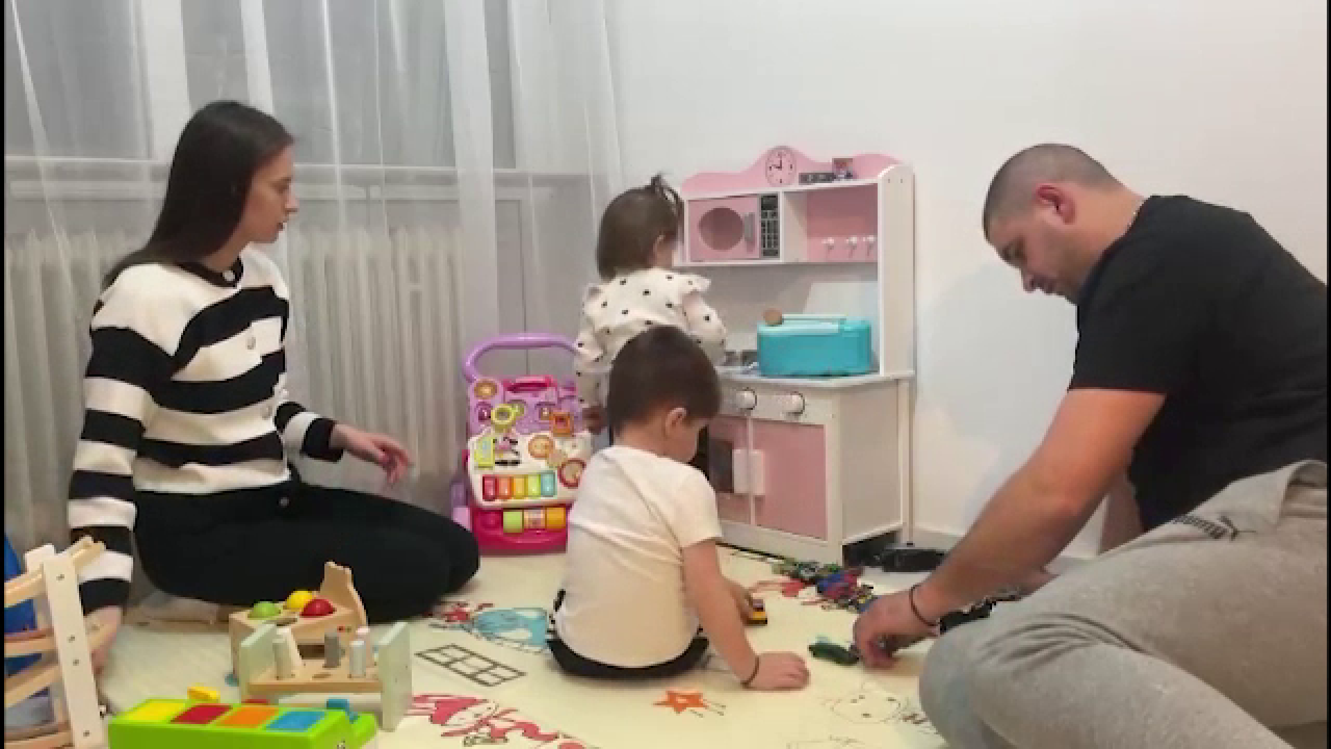 Românii din diaspora fac tot mai puțini copii: 60% mai puține nașteri în ultimii ani. Italia, cea mai afectată de declin