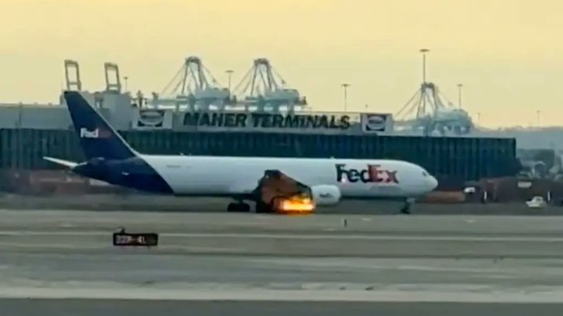 Momentul în care un avion aterizează de urgență pe un aeroport din New Jersey, după un incendiu la motor
