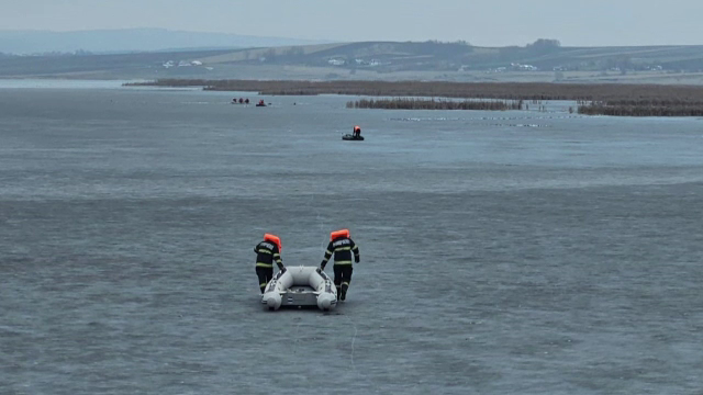 Operațiune dificilă de salvare a 3 bărbați, pe un lac de acumulare de pe Siret: ”Nu se putea vâsli, nici să mergi pe gheață”