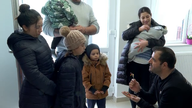 Acum 3 luni, o familie cu 5 copii din Iași a rămas pe drumuri după un incendiu. De Mărțișor, au primit o casă în dar