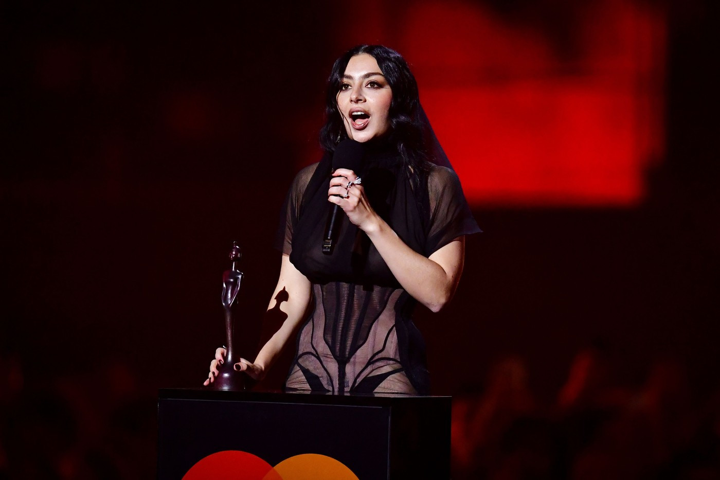 BRIT Awards 2025. Charli XCX a câştigat cinci trofee. Ținuta îndrăzneață purtată de artistă. GALERIE FOTO