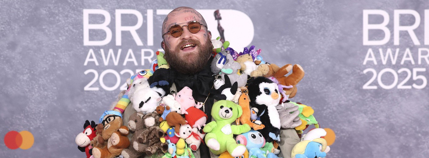 Cele mai nereușite ținute de la BRIT Awards 2025. Artiștii care au dezamăgit pe covorul roșu. GALERIE FOTO