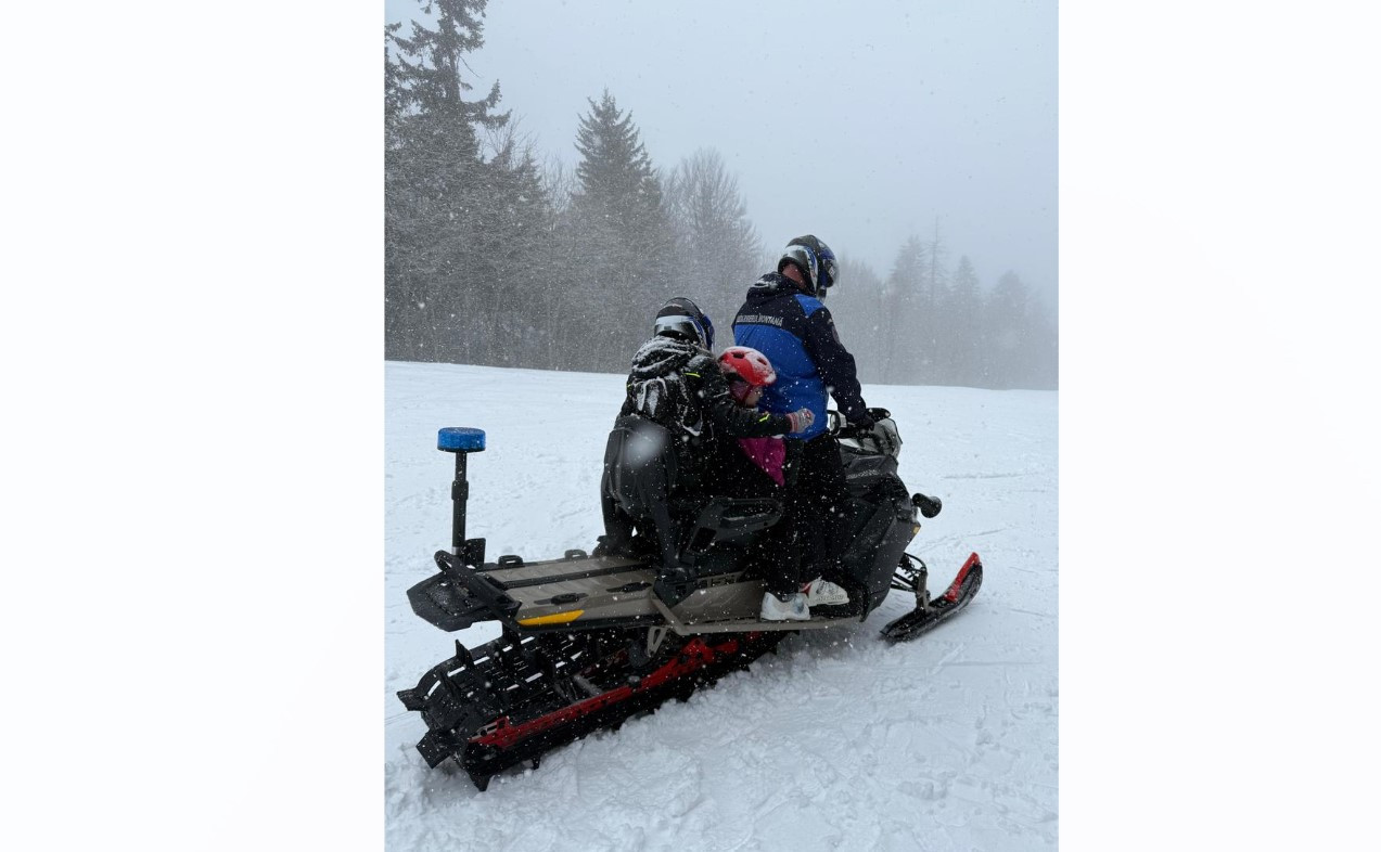 O femeie a urcat cu fiica sa pe pârtie la Predeal, dar a făcut atac de panică văzând cât de abruptă este. A cerut ajutor