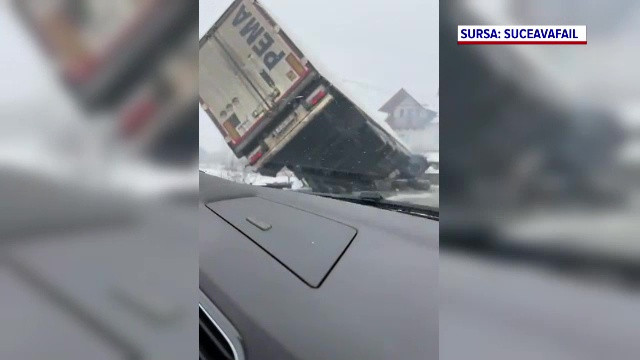 Un șofer din Republica Moldova a derapat pe șosea și a ajuns cu TIR-ul într-un șanț din Suceava