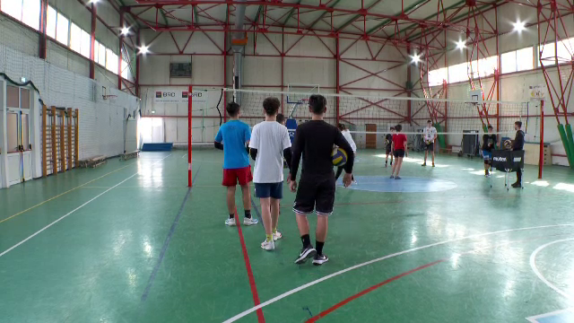 Sunt prea puține ore de educație fizică în liceele din România. Mulți elevi au probleme de sănătate din cauza sedentarismului