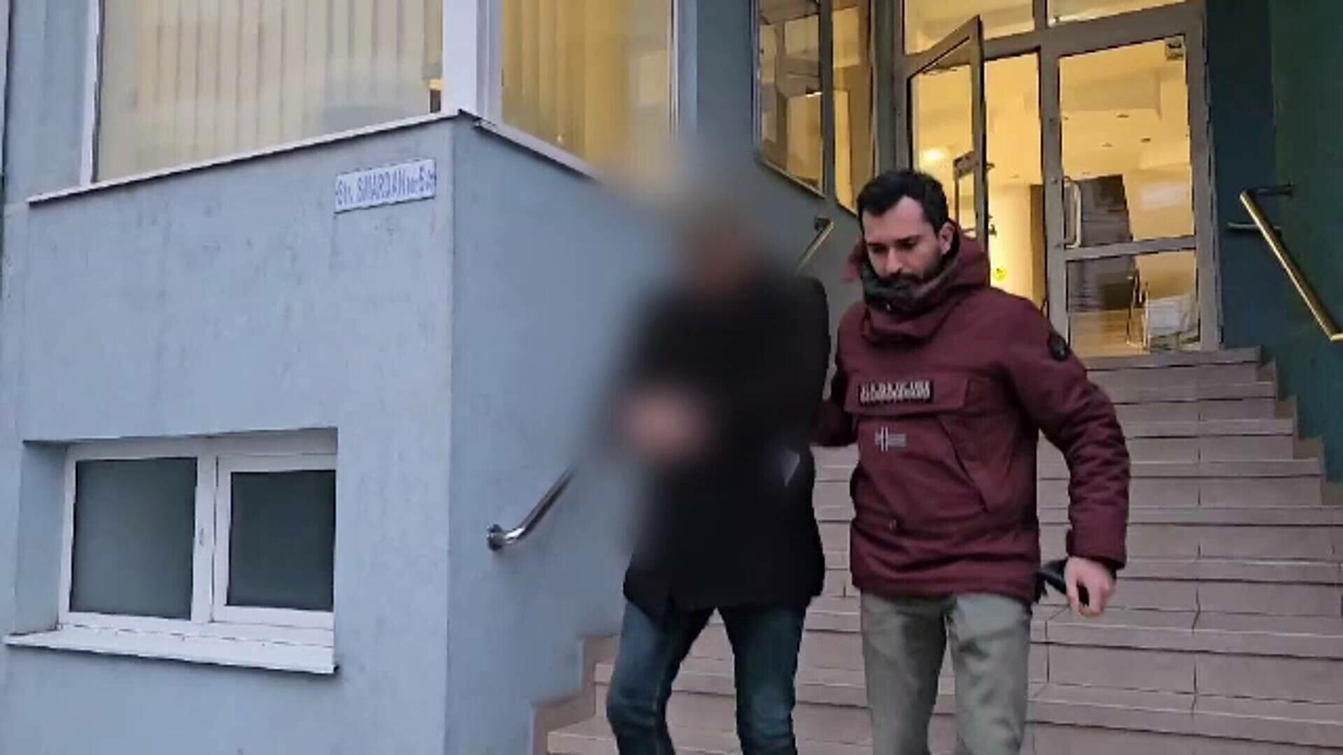 Cetăţeanul polonez prins de jandarmi cu un cuţit la protestul din Piaţa Universităţii a fost arestat preventiv