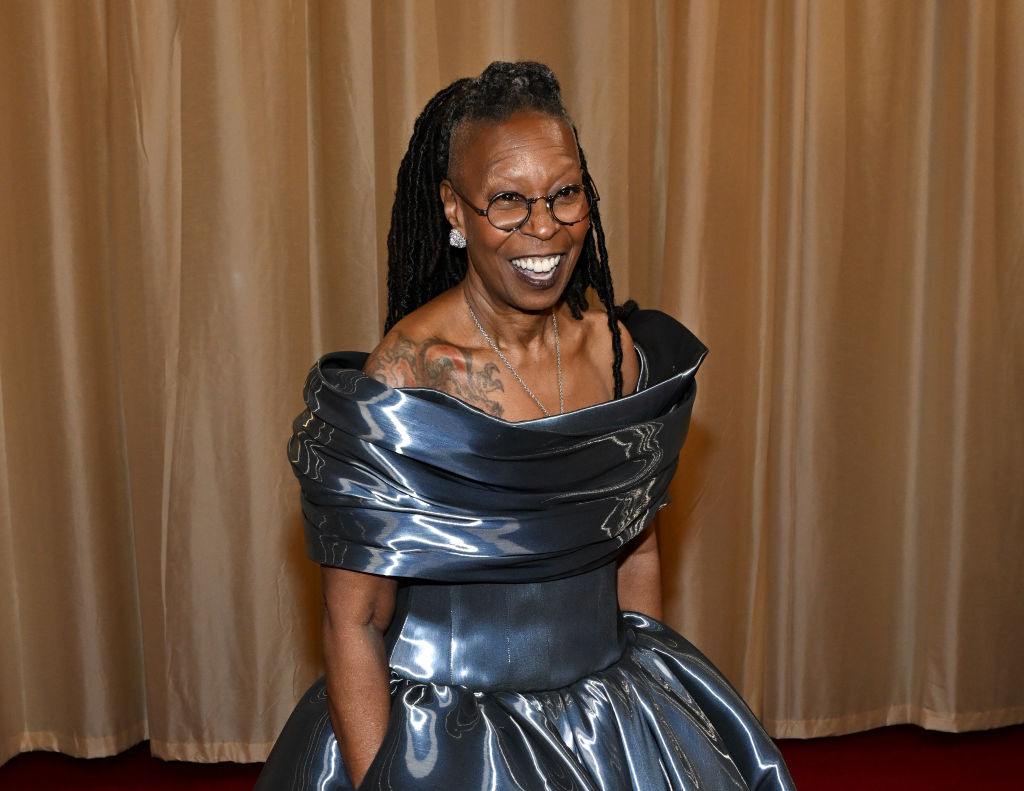 Cum arată Whoopi Goldberg la 69 de ani. Actrița și-a afișat tatuajele pe scena de la Oscar 2025 - GALERIE FOTO