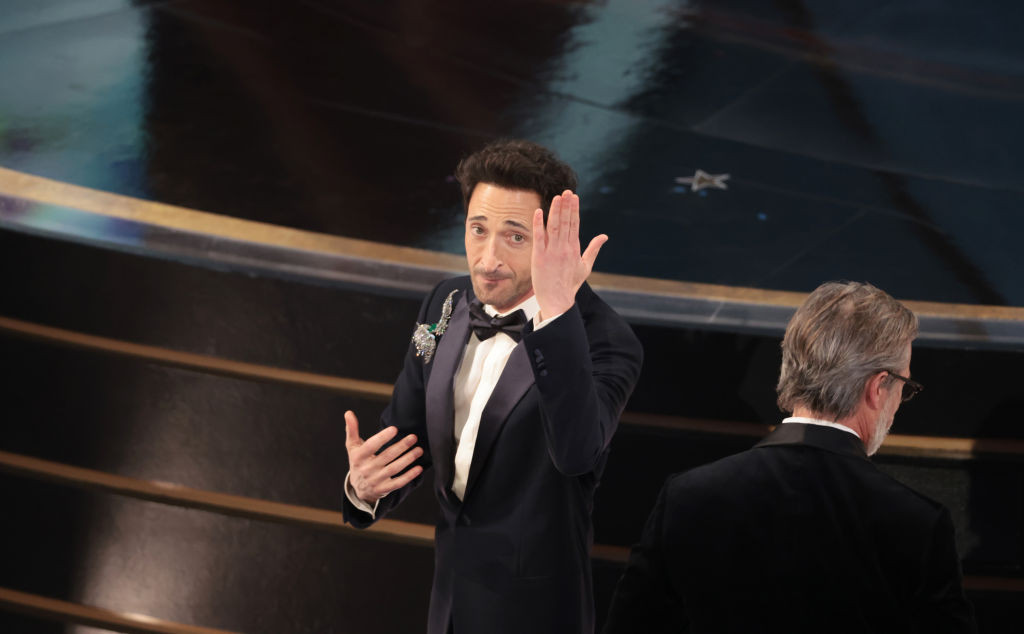 VIDEO. Gest controversat la premiile Oscar 2025. Adrien Brody și-a scos guma din gură și i-a aruncat-o iubitei sale