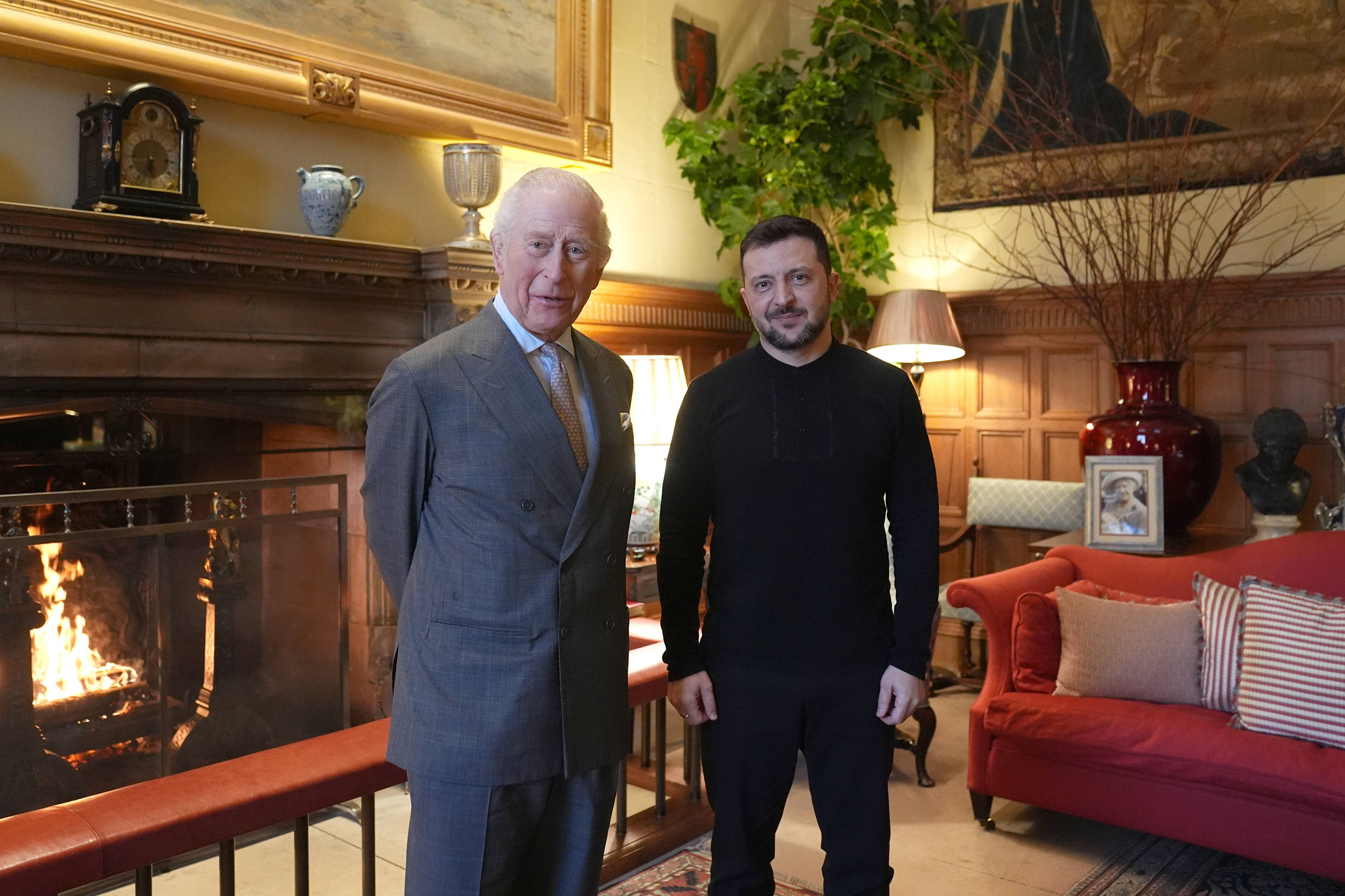 Biograful Casei Regale Britanice: ”Regele Charles l-a sfidat pe Trump prin primirea lui Zelenski”. Motivul unui gest istoric