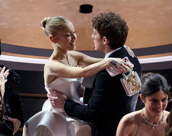 Premiile Oscar 2025. Cele mai &icirc;ndrăgite cupluri și momentele lor romantice de pe covorul roșu