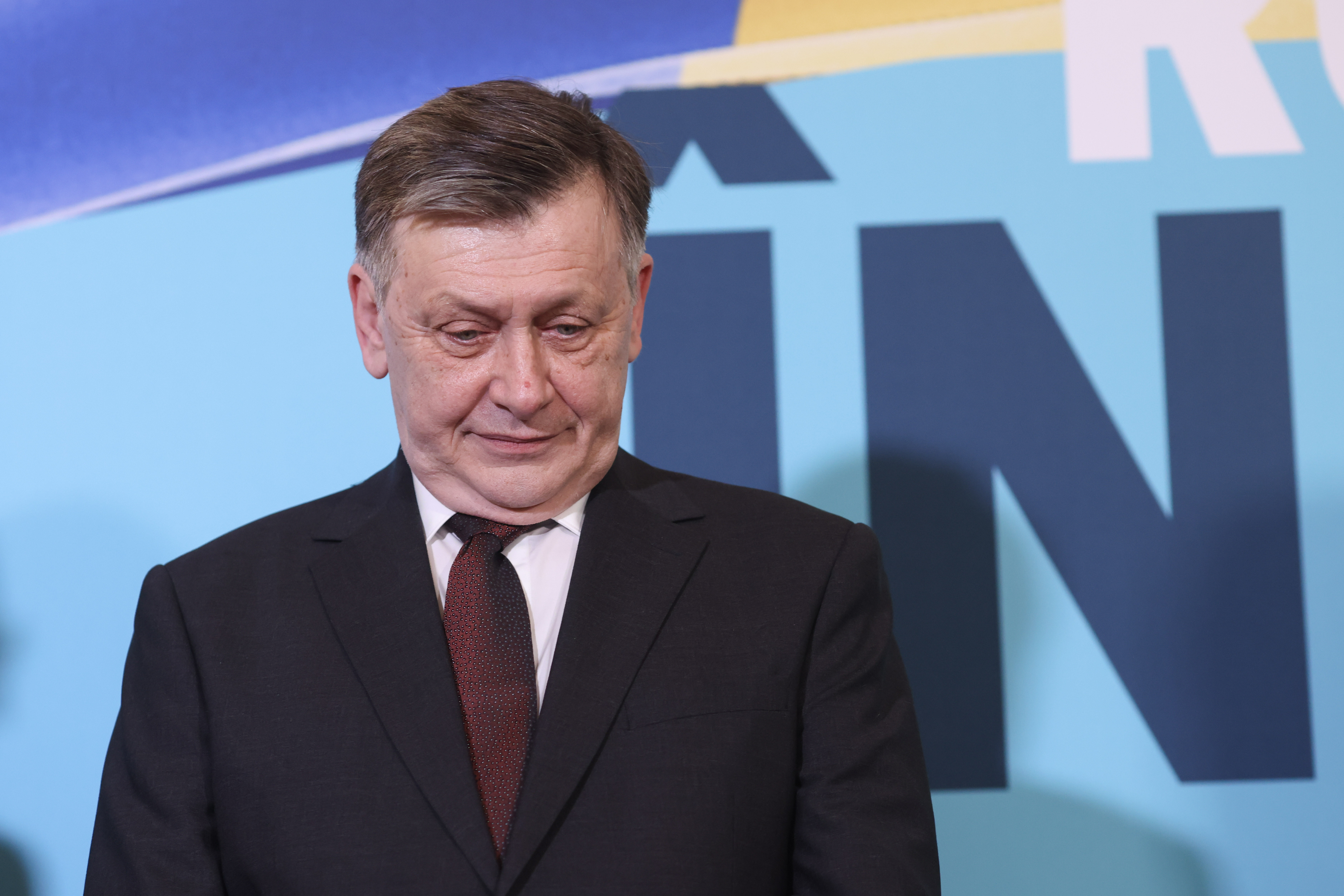 Crin Antonescu: Dacă voi fi ales preşedinte, serviciile nu vor avea influenţă în politică. Sunt anti-sistem