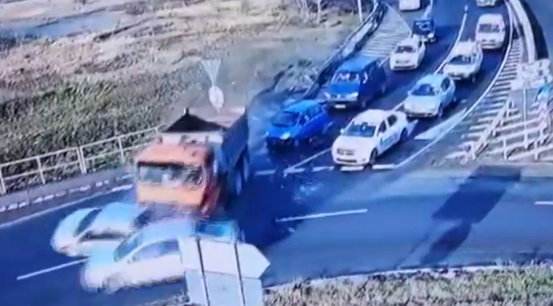 O basculantă a rămas fără frâne și a spulberat mai multe mașini pe A4. Un copil de patru ani, printre răniți
