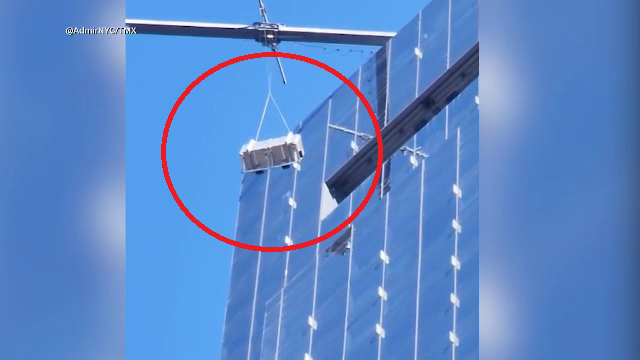 Momentul în care 2 muncitori sunt la un pas de a cădea în gol de la etajul 78 al unui zgârie-nori în timp ce spălau geamurile