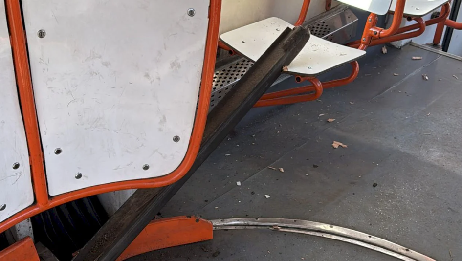 O bucată de șină a străpuns podeaua unui tramvai, pe un bulevard din București. Reacția STB