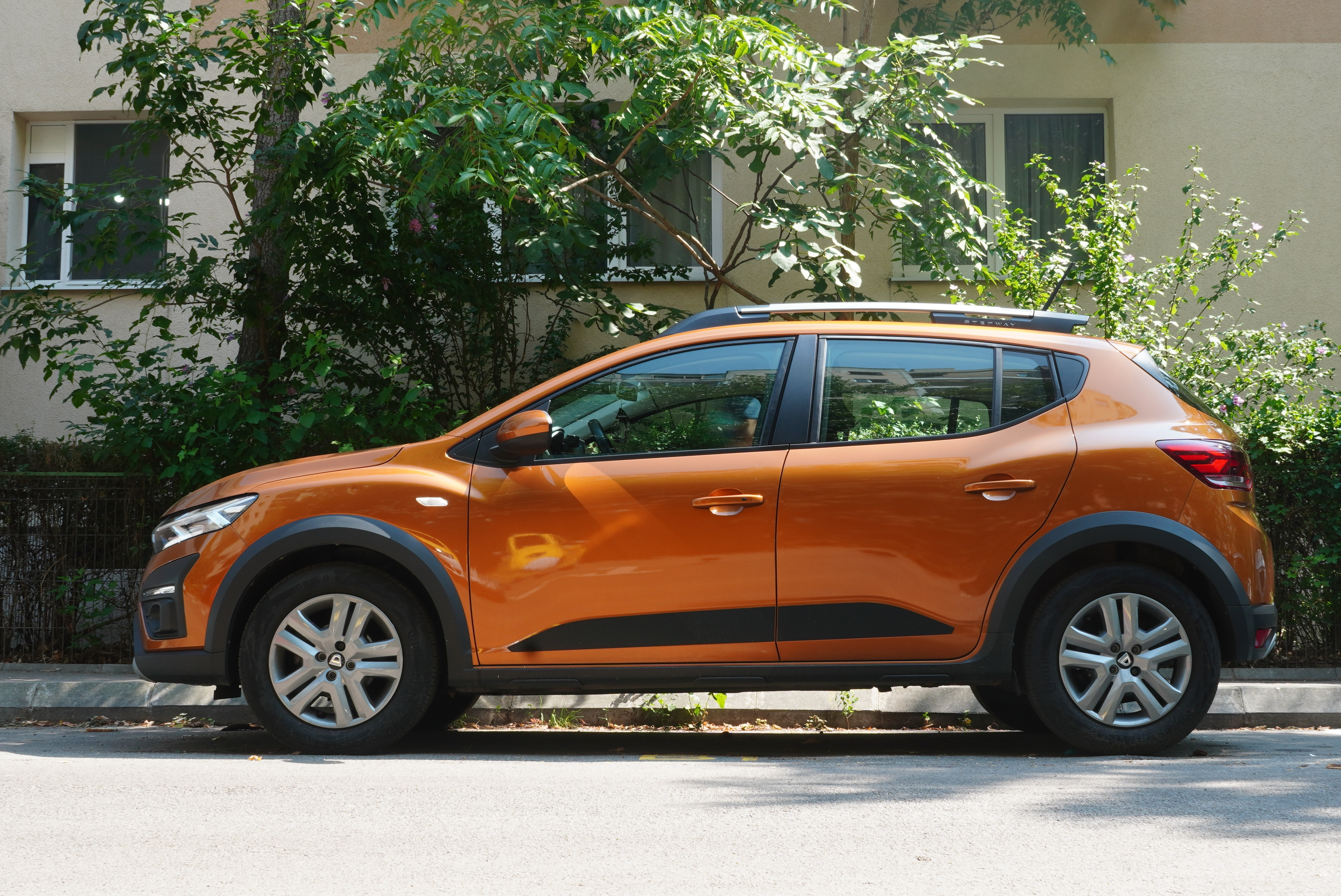 Dacia Sandero, cea mai vândută mașină în Europa în luna ianuarie 2025, urmată de Volkswagen Tiguan și Dacia Duster