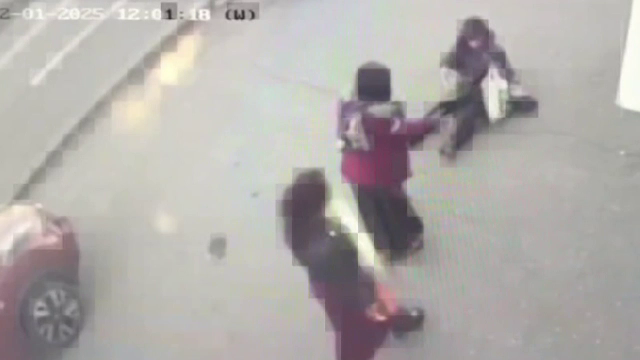 O bătrână din Craiova a fost jefuită de două individe, una dintre ele minoră. Scena revoltătoare a fost surprinsă de camere