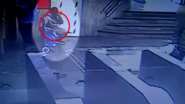 Persoanele cu cărucioare de cumpărături, ținta preferată a hoților de buzunare. Bărbat din București, prins în flagrant