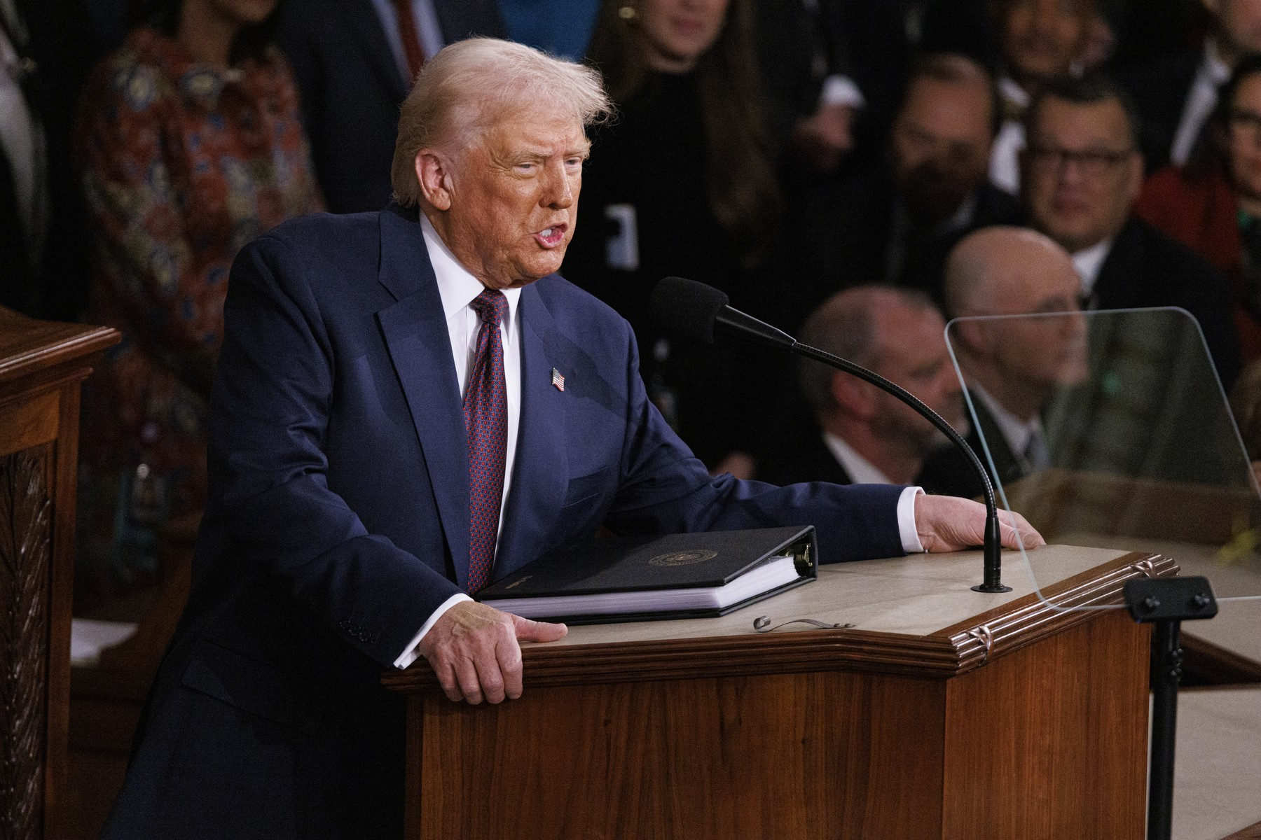 Românii s-au întrecut în ironii la postarea discursului lui Trump pe pagina Ambasadei SUA: Subtitrare în limba rusă nu aveți?