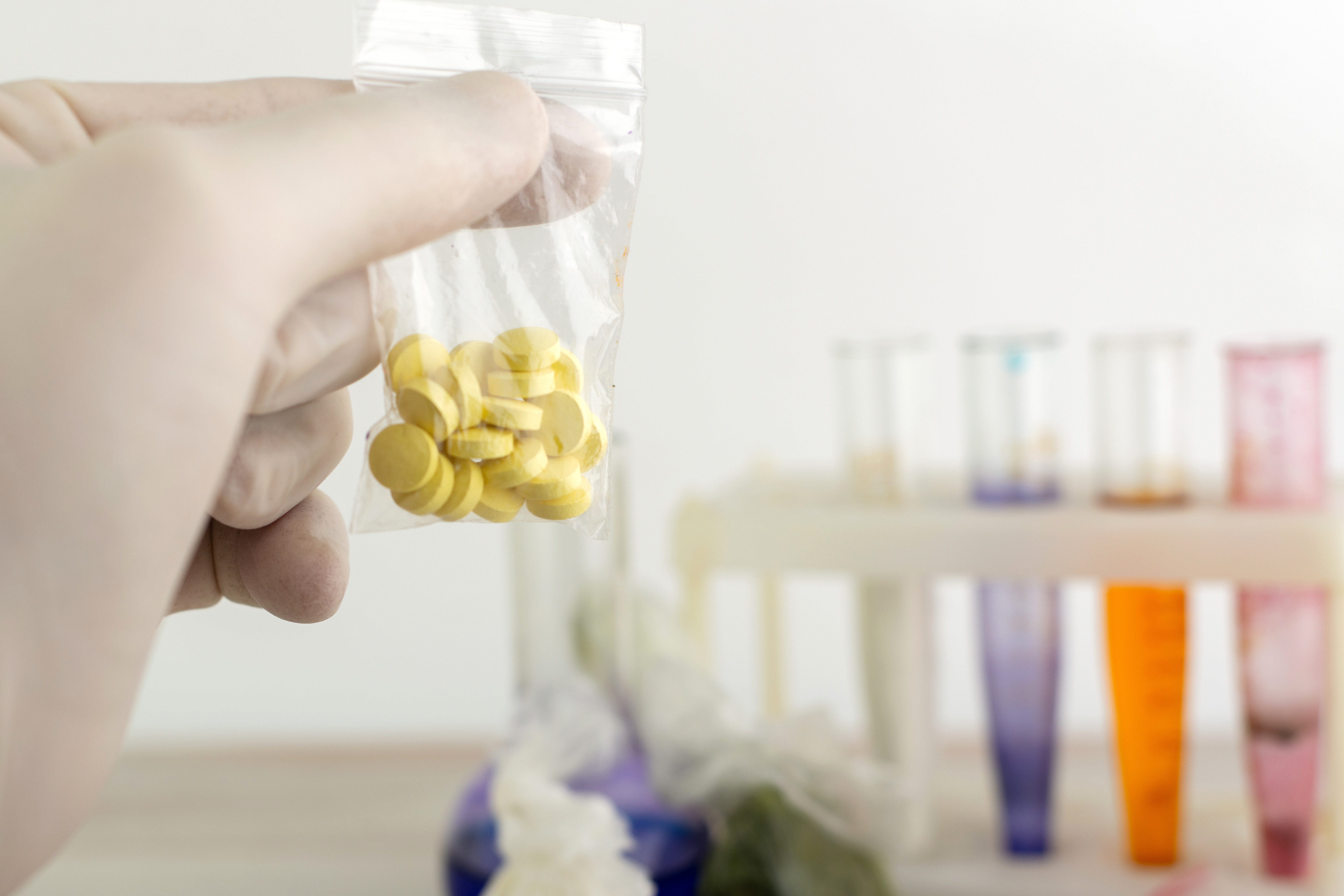 Noi substanțe psihoactive create în laborator și manipulate chimic. Pericole și prevenire pentru tineri