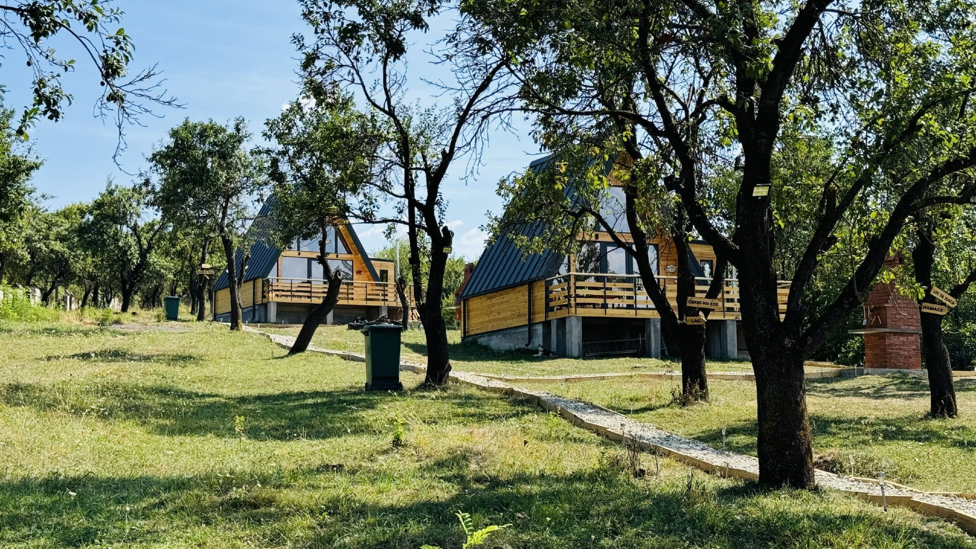 (P) Cum să planifici o escapadă romantică la IezerVenture Cabins