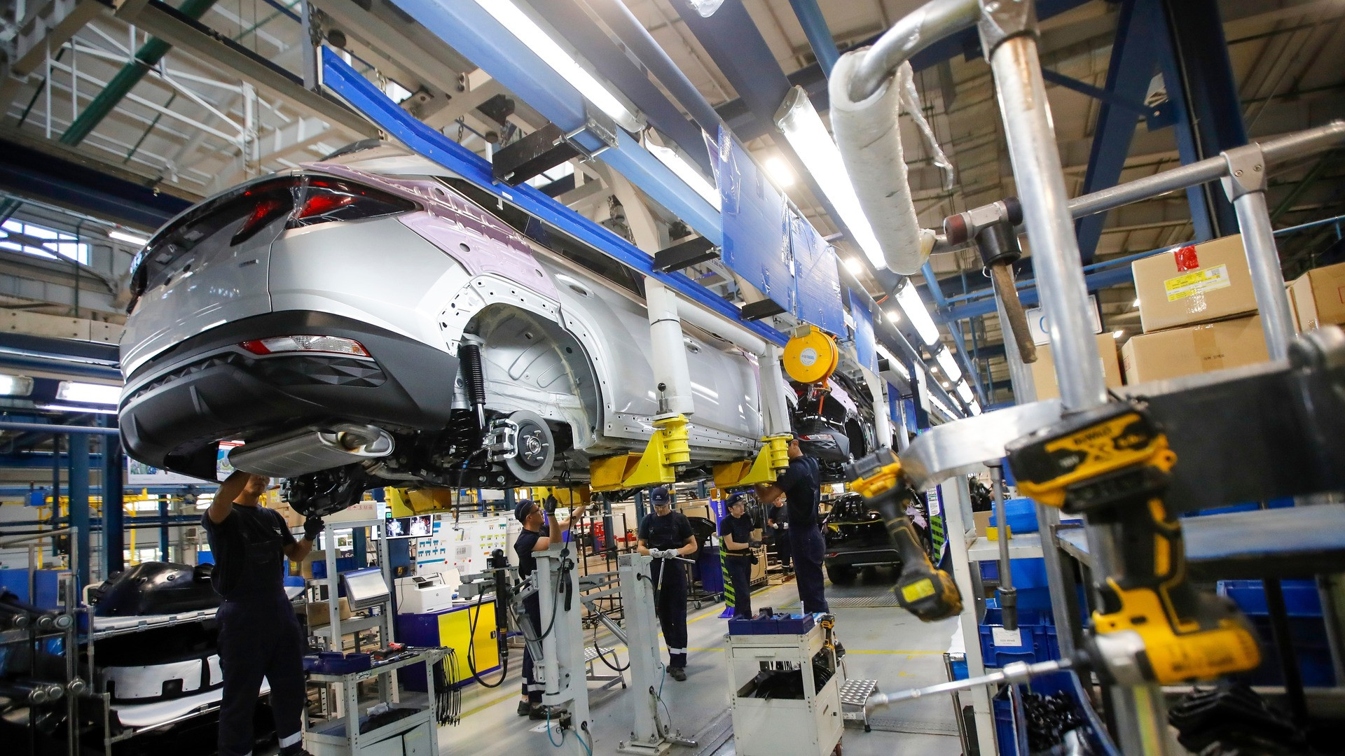 Comisia Europeană propune un plan de 1,8 miliarde pentru sprijinirea industriei auto: „Vom promova producţia internă”