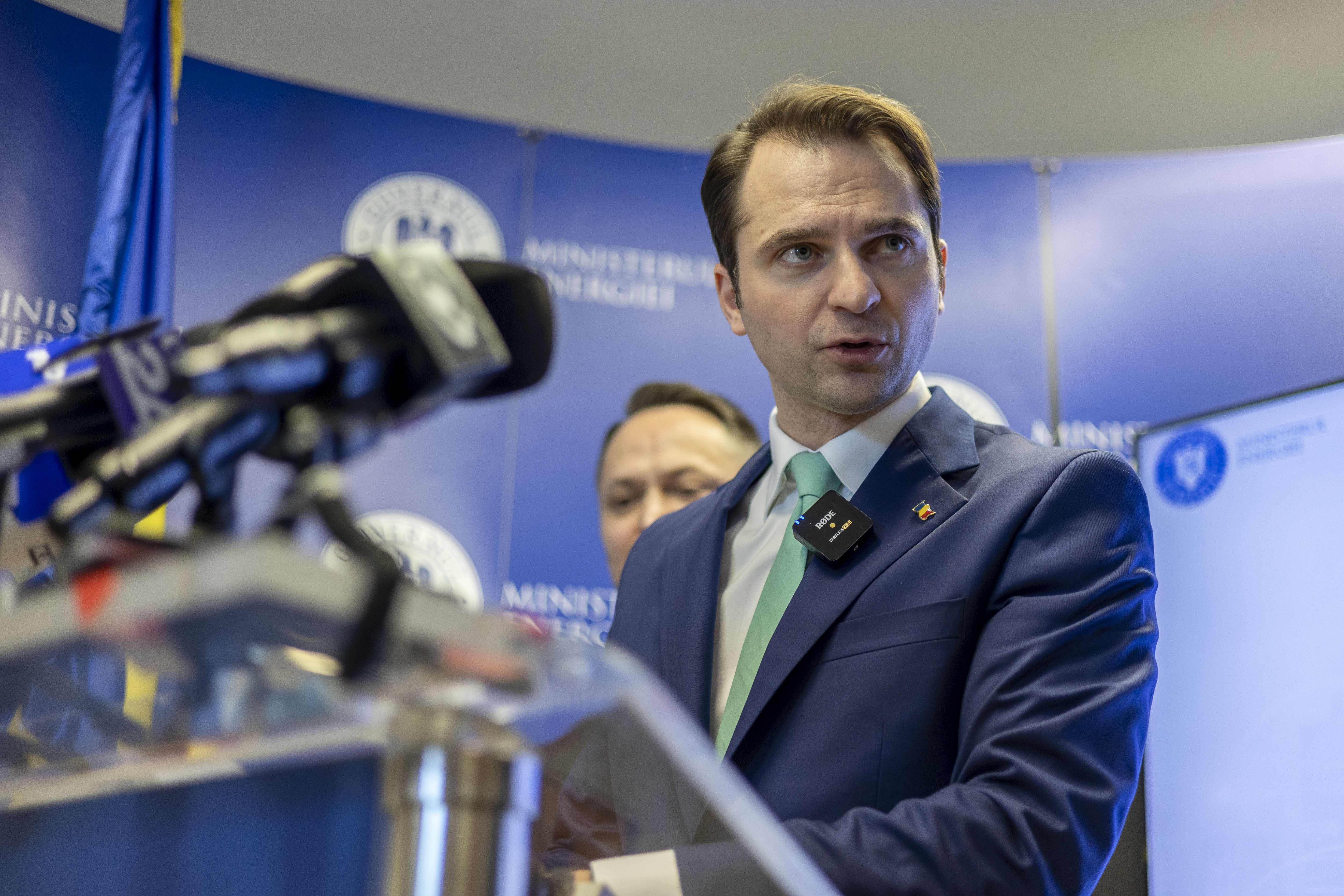 Tăieri de cheltuieli la ministerul Energiei. Dispar 100 de posturi. Angajații trebuie să facă economie de hârtie și apă