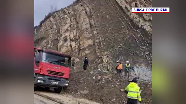 Circulaţia pe DN 10 în zona localităţii Siriu va fi oprită temporar, ca urmare a căderilor de bolovani de pe versanţi