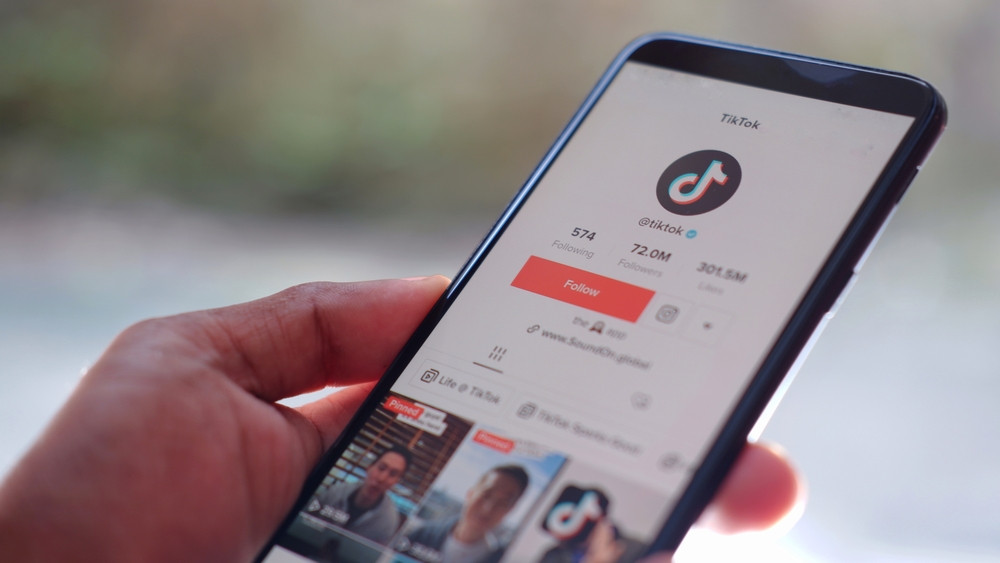 Albanezii ignoră interdicția TikTok. Rețeaua e blocată, însă internauții au găsit un mijloc de a o folosi