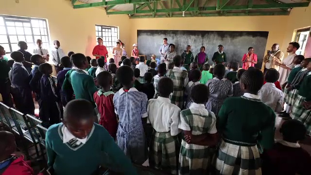 Tinerii români sunt tot mai interesați de voluntariat în țări exotice. Trebuie doar să-și plătească avionul