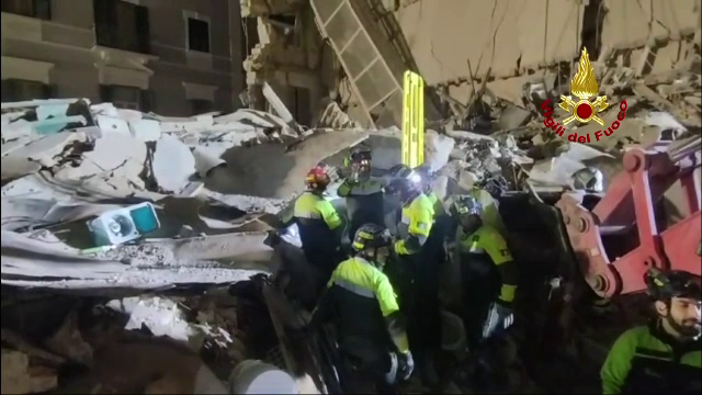 O italiancă de 72 de ani, salvată miraculos după 24 de ore sub dărâmăturile unui bloc prăbușit în Bari