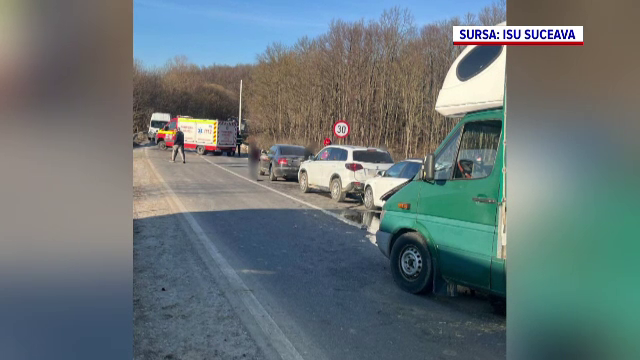 Un bebeluș și doi adulți, răniți după un accident în lanț produs în Suceava. Un șofer a încetinit într-o curbă