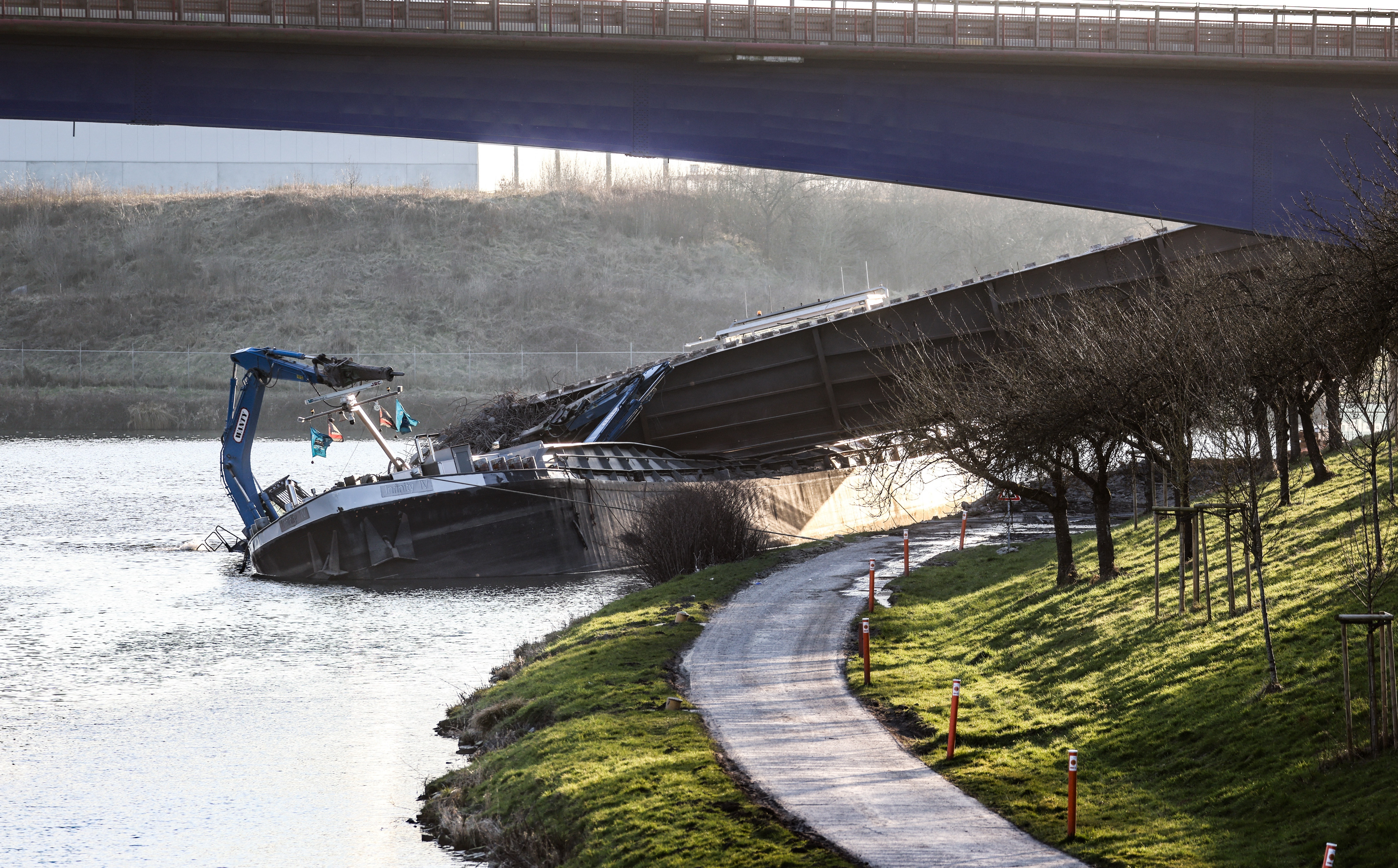 O persoană a murit și alte trei au fost rănite în urma surpării unui pod pe o autostradă din Belgia