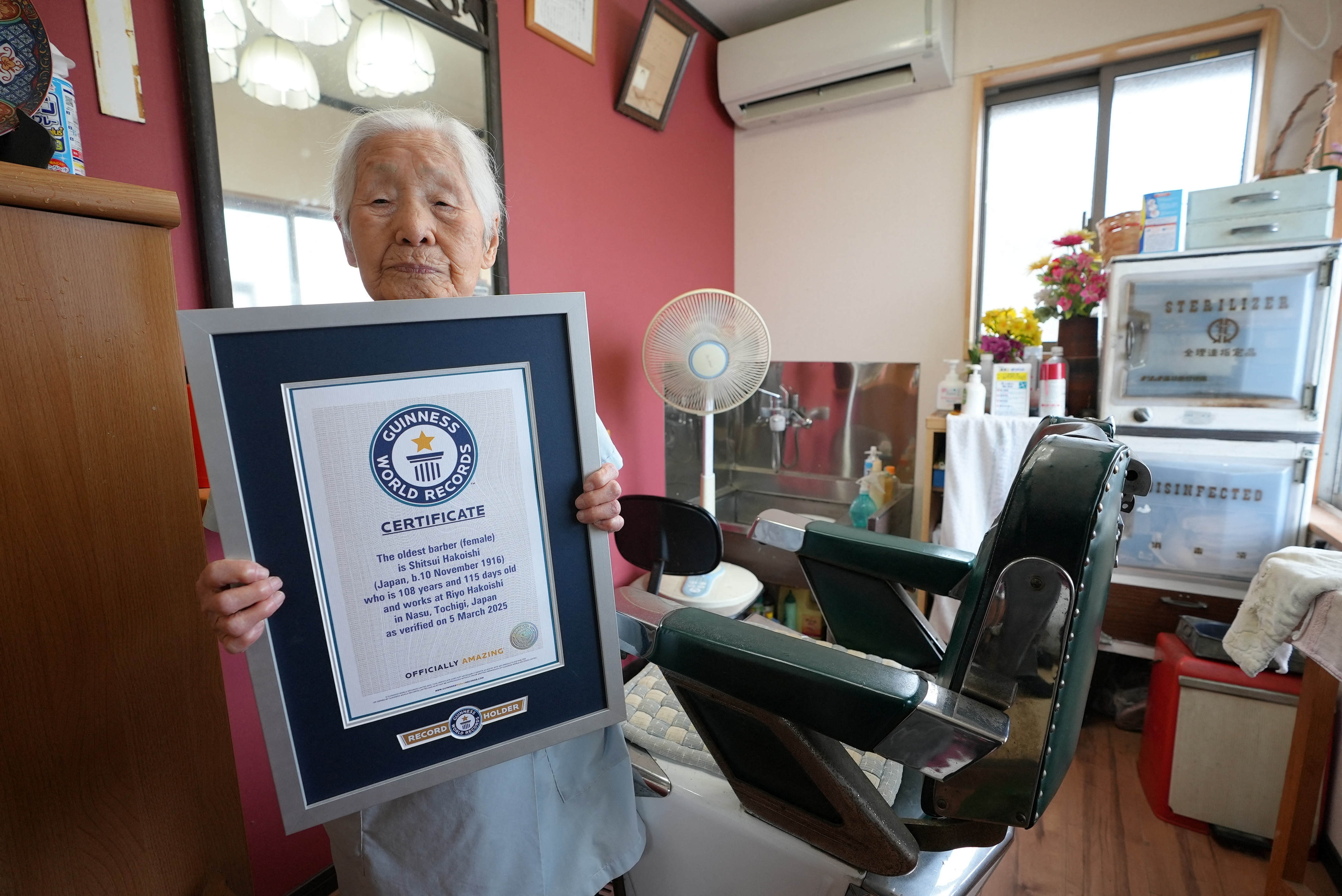 Shitsui Hakoishi, o japoneză de 108 ani, desemnată cea mai vârstnică frizeriță din lume