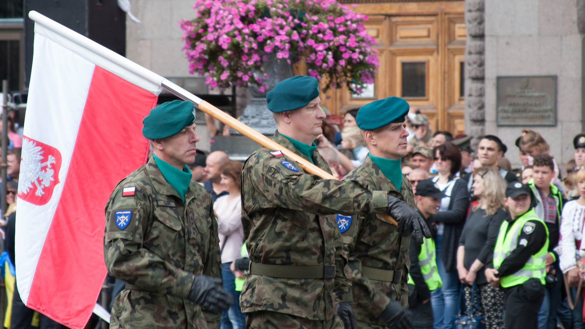 Polonia intră în cursa înarmării. Varșovia vrea să pregătire militară pentru toţi bărbaţii