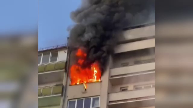 Incendiu într-un bloc din Sibiu. Pericol extrem când geamurile sparte au căzut de la etajul nouă